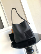 Louis Vuitton Handbags M27022 — Catalogue 946085
