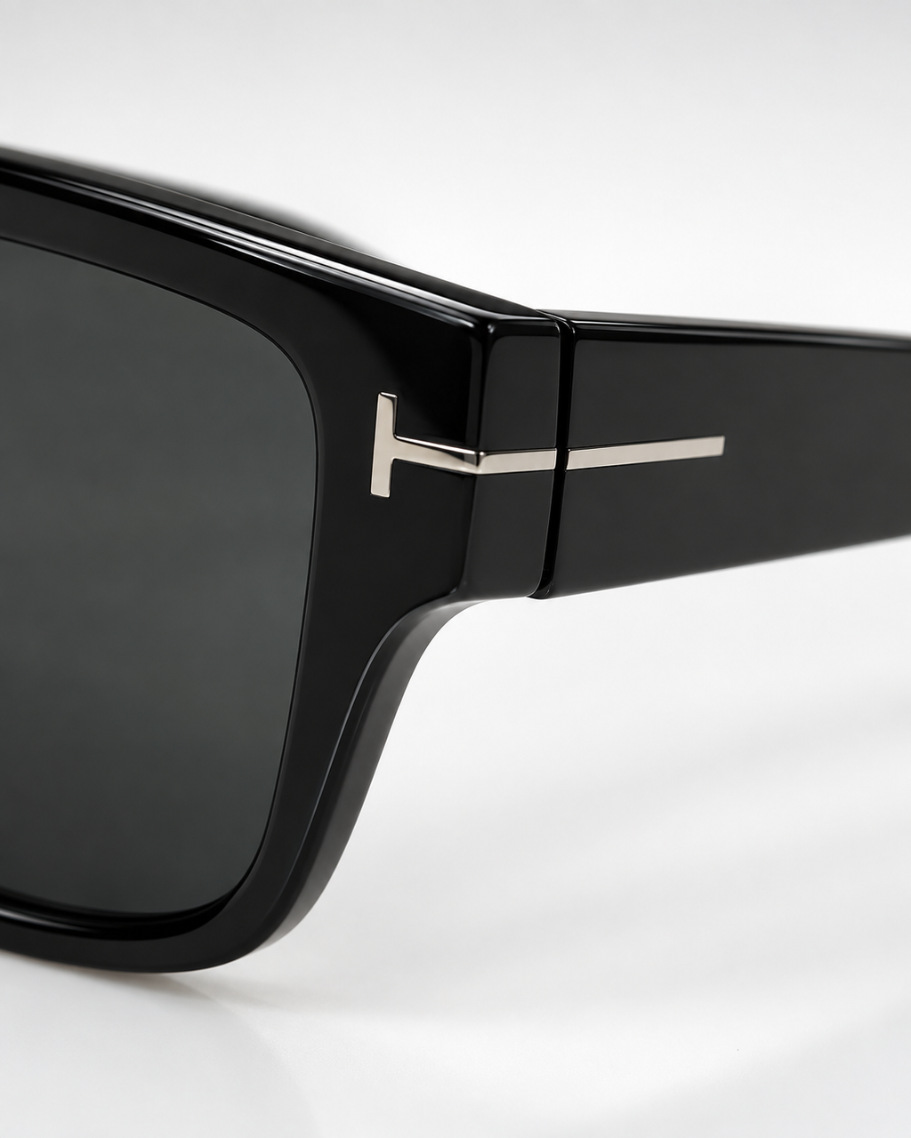 tom ford ft0907 c001 sunglasses — logo hinge detail