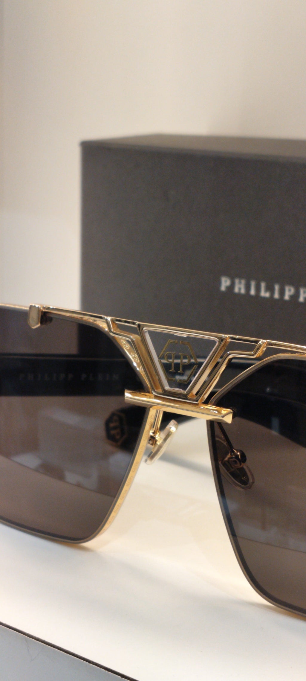 PP — Gold Smoke Navigator Sunglasses – Model 2 - actual product photograph 2